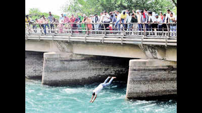 Two protesters jump into Bhakra canal to evade ‘police action’