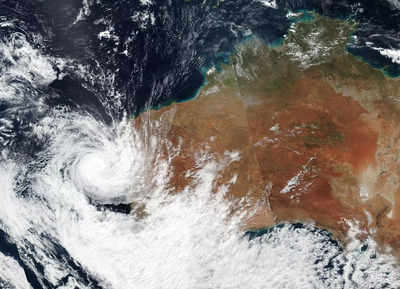 Cyclone damages Australian towns and cuts power to 31,500