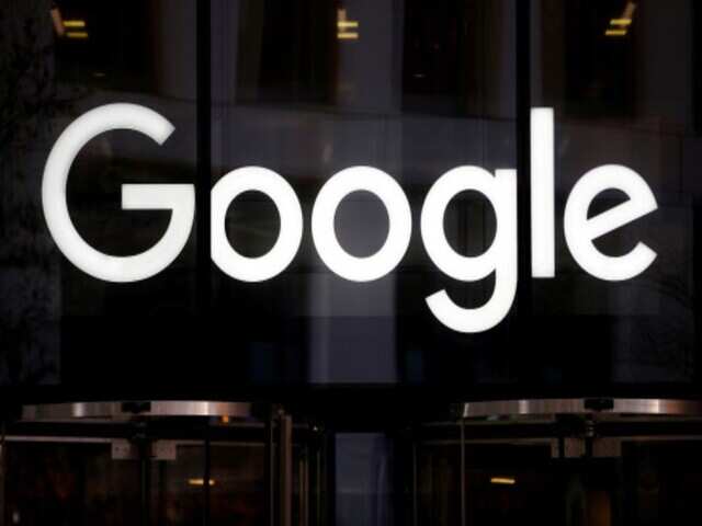 Google will warn you not to look at your phone while walking Google will warn you not to look at your phone while walking