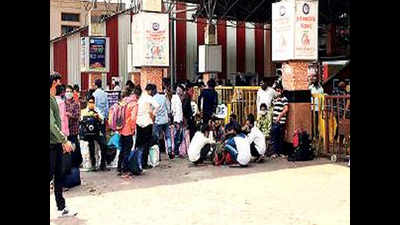 Pune: Migrants leave in hordes amid fear of uncertainty