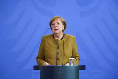Merkel stays out of battle over who runs for German leader