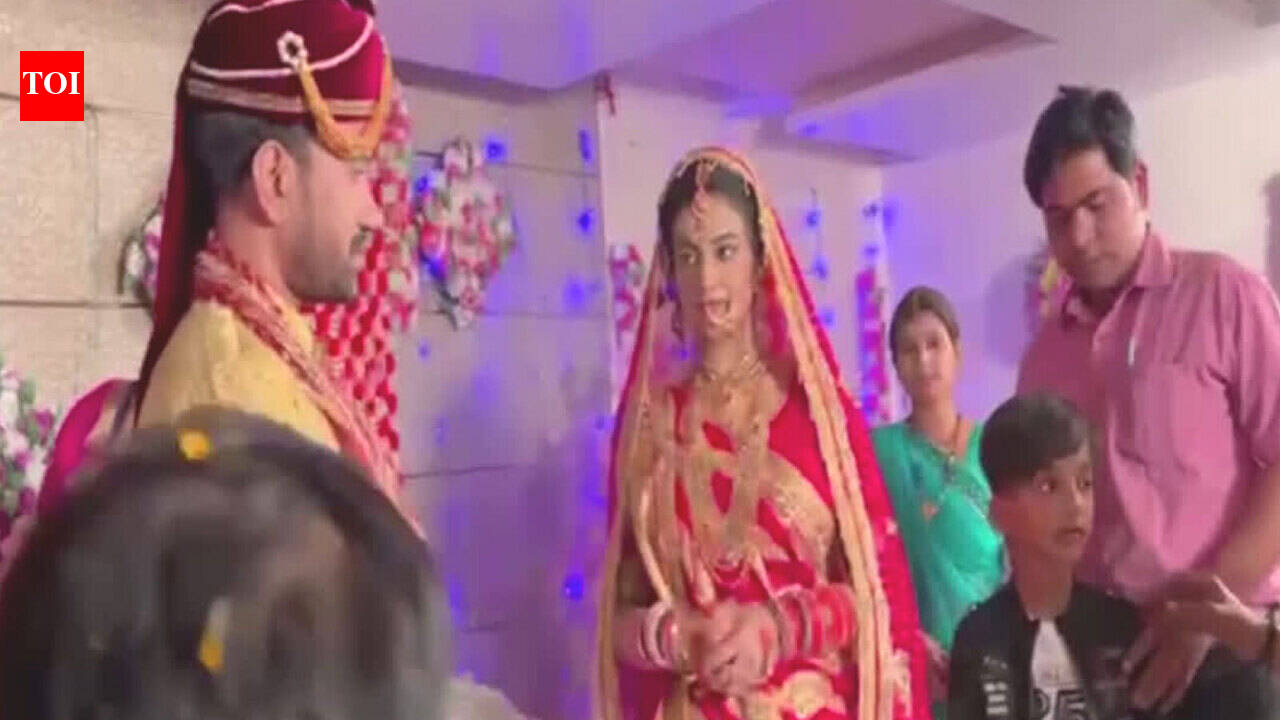 Sabke Baap Angutha Chhap: Dinesh Lal Yadav Nirahua and Akshara Singh ...