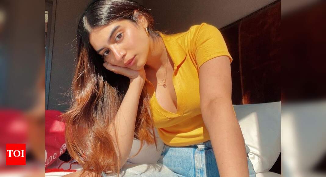 Janhvi responds to Khushi Kapoor's summer pic