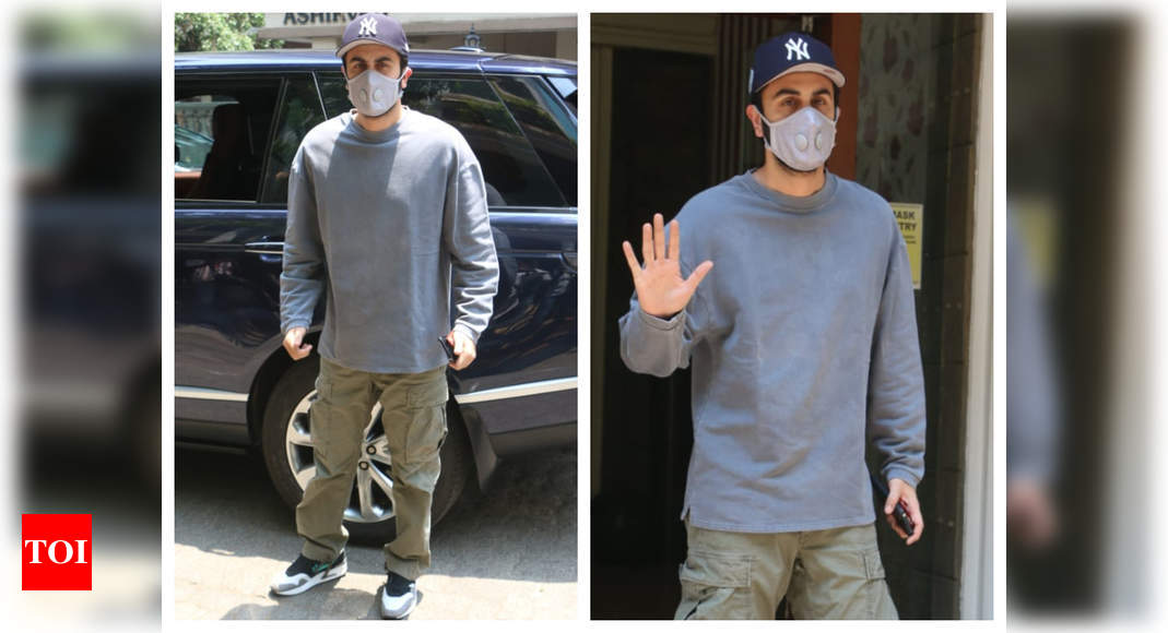 Photos: Ranbir Kapoor looks cool in casual as he gets snapped in the city