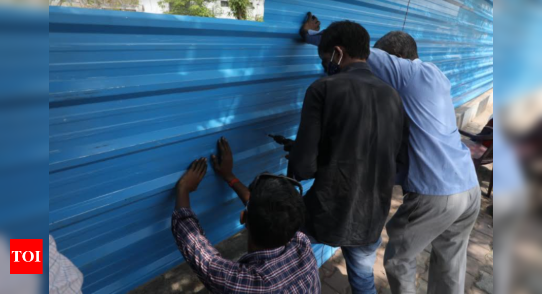 Lucknow municipal corporation installs tin barricades at ...