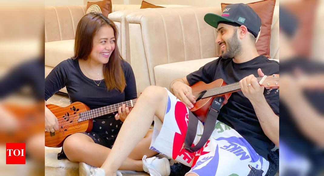 Hrithik Roshan Kriti Sanon Neha Dhupia Sania Mirza Enjoy Sunday Lunch At Farah Khan S House