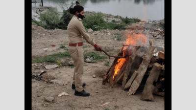UP: Lady cop fights opposition by priest to light pyre of unidentified person