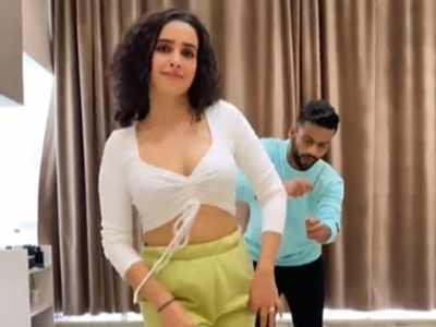 Watch: Sanya Malhotra dances to Aamir Khan's 'Radha Kaise Na Jale' from 'Lagaan' in this throwback video