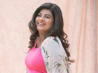 Dhanashree Kadgaokar gives a savage reply to a netizen who body-shamed her for post-pregnancy weight gain