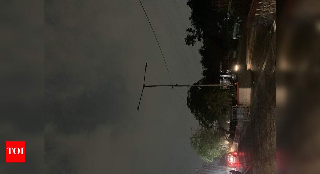 street light off near necklace road Times of India