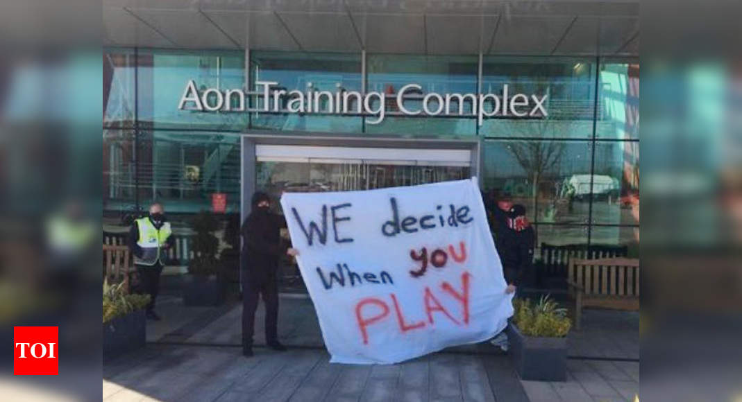 Manchester United fans breach training ground security to ...