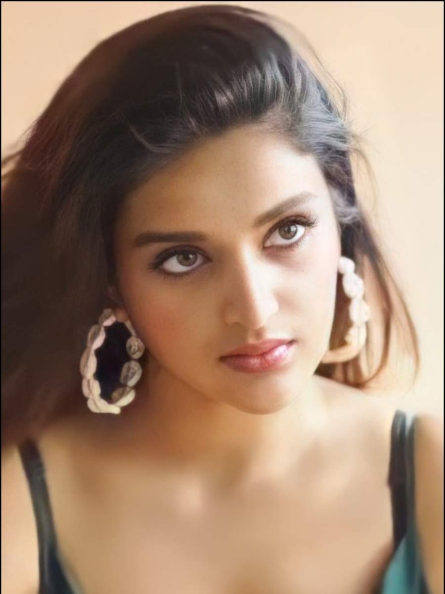 Nidhhi Agerwal's irresistible postures