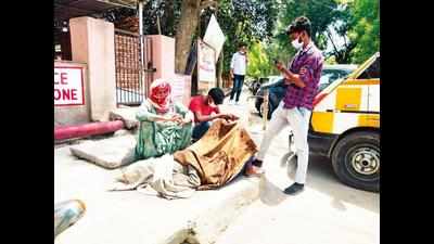 In Hisar, patient waits on sidewalk for 3 hours