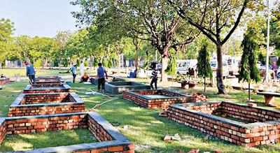 Delhi: Parks and parking lots turn into cremation grounds