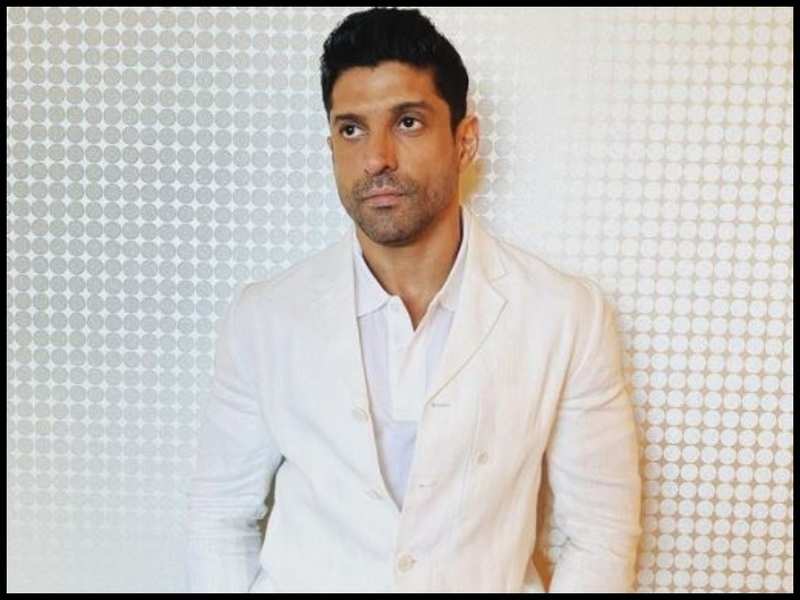 Farhan Akhtar gives a savage reply to a Twitter user who tries to troll him over Covid-19 vaccine; Richa Chadha joins in