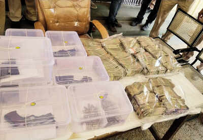 Seized cash and arms at Kamlesh Prajapat's house
