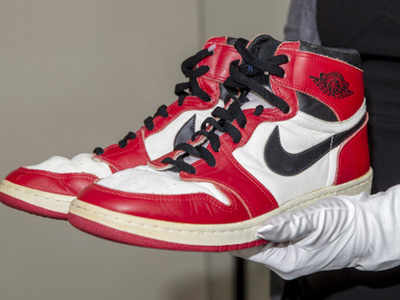 Michael jordan red deals sneakers