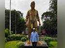 Dabbawala garlands statue on Maharashtra Day