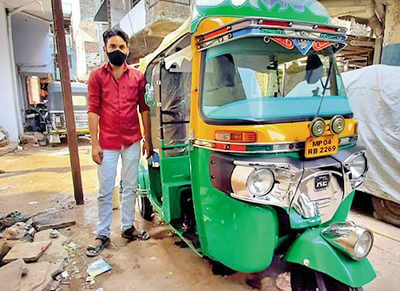 Bhopal: Auto driver turns his 3-wheeler into free ambulance, oxygen on the go