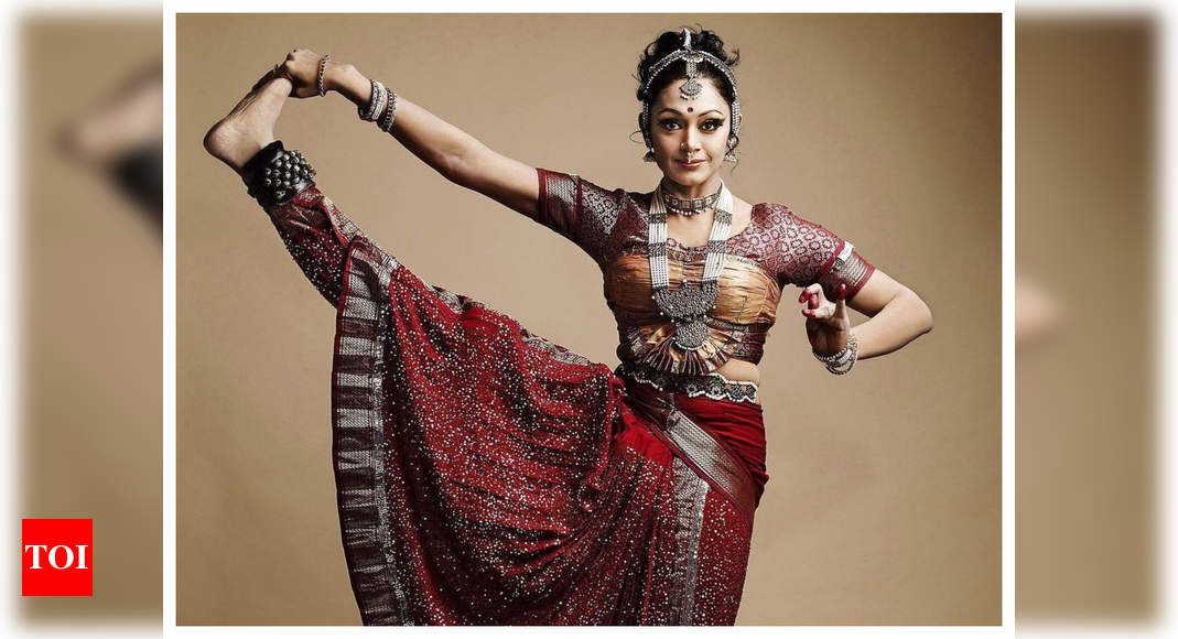 Cine Times on Instagram: “Shobana Follow ⬇️ @cinetimesmedia  @shobana_danseuse #shobana … | Bharatanatyam poses, Dance photography poses,  Indian classical dancer