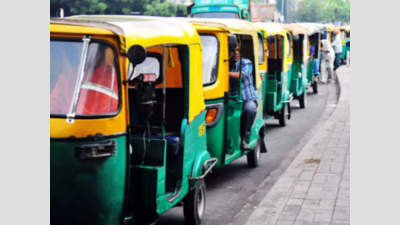 Maharashtra: Auto drivers must link Aadhaar with bank accounts for state relief