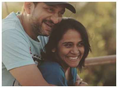 Prasad Oak has the sweetest birthday note for wife Manjiri Oak as he shares an adorable pic with her