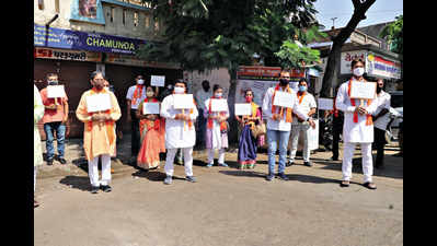 Gujarat BJP protests against Mamata Banerjee, TMC