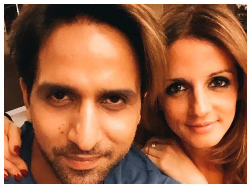 Sussanne Khan: Watch: THIS is how Sussanne Khan reacted to Arslan Goni breaking a chair while getting a COVID-19 jab | Hindi Movie News - Times of India