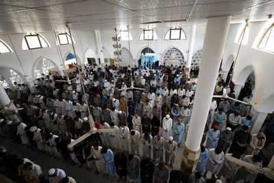 Mosques full despite Pakistan's Covid third wave