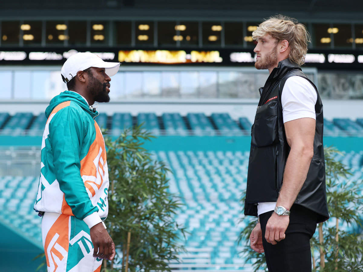  Floyd Mayweather faces off with YouTube star Logan Paul 