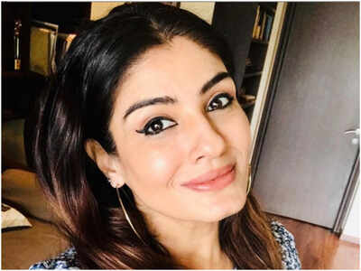 Raveena Tandon donates oxygen cylinders