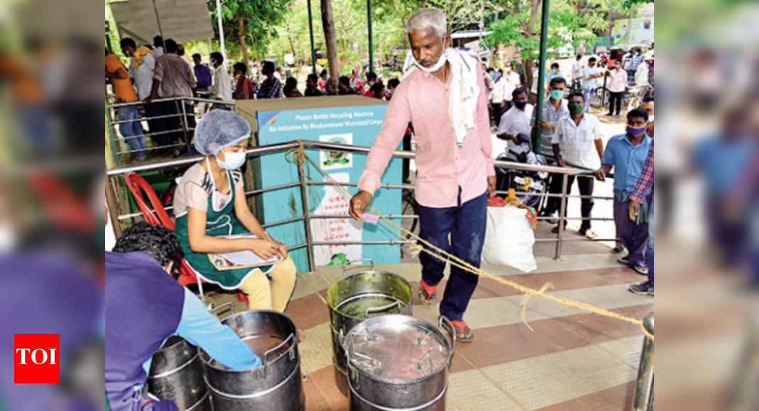 Aahar centres keep food flowing for poor in Bhubaneswar | Bhubaneswar News - Vimarsana News