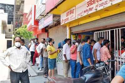 Liquor shops reopen, people queue up throwing Covid rules out of the ...