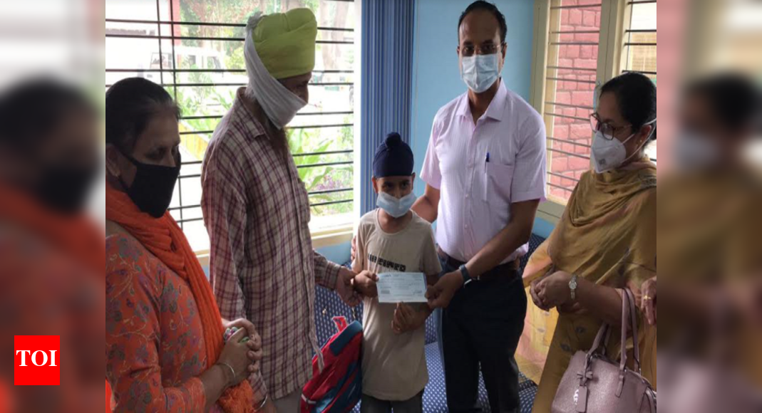 Ludhiana: Boy selling socks gets enrolled in school; aid of Rs 2 lakh given to family | Ludhiana News - Vimarsana News