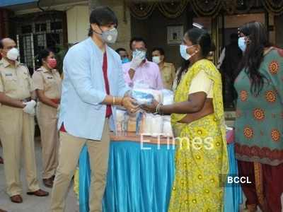 WATCH: Vivek Oberoi distributes food packets to the needy