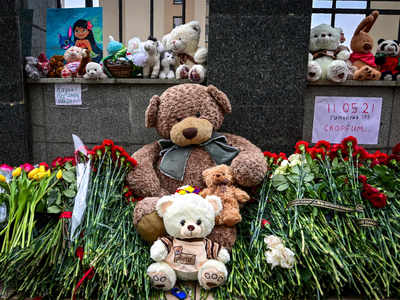 Russians pay tribute to victims of mass shooting at Kazan school