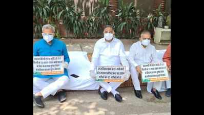 Delhi BJP leaders protest outside CM residence over delay in ration distribution