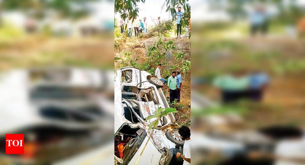 Five killed as truck crashes into van | Surat News - Vimarsana News