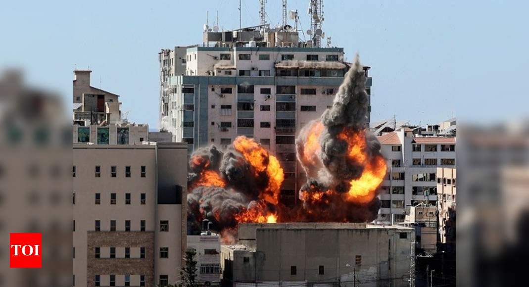 Una torre a Gaza che ospita l’Associated Press, Al-Jazeera crolla dopo un attacco missilistico