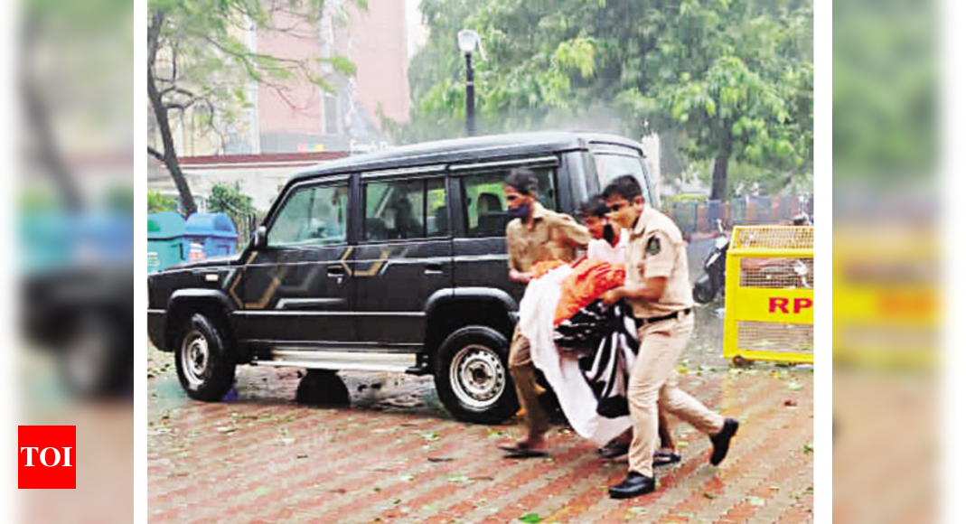 Vasco railway cops retrieve national flag