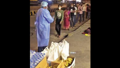 Delhi: Do-gooder feeds waiting families near hospitals