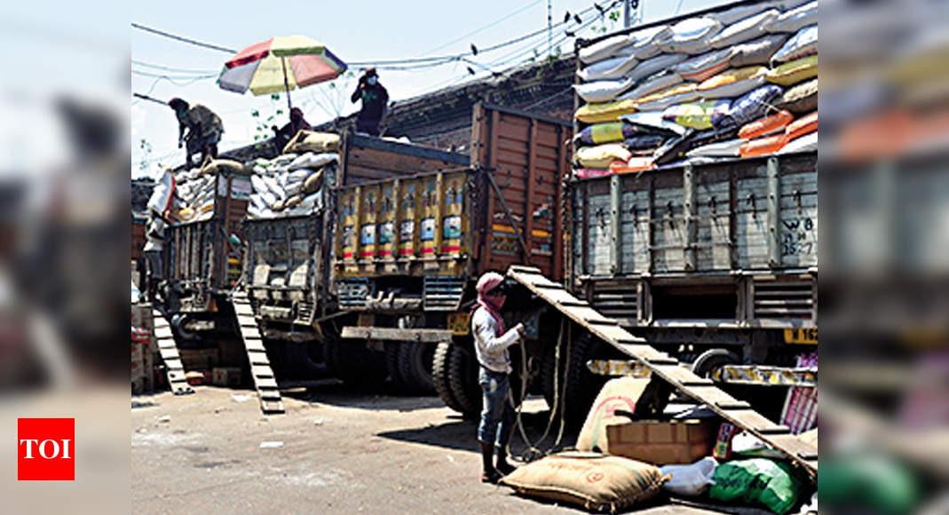 Kolkata: Lack of help in shops puts traders in trouble