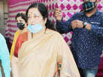 Anuradha Paudwal distributes oxygen concentrators