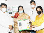 Anuradha Paudwal distributes oxygen concentrators