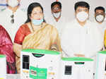 Anuradha Paudwal distributes oxygen concentrators to hospitals