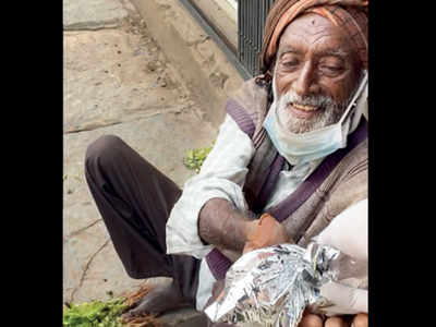 Bengaluru student distributes food parcels among the homeless, needy |  Bengaluru News - Times of India