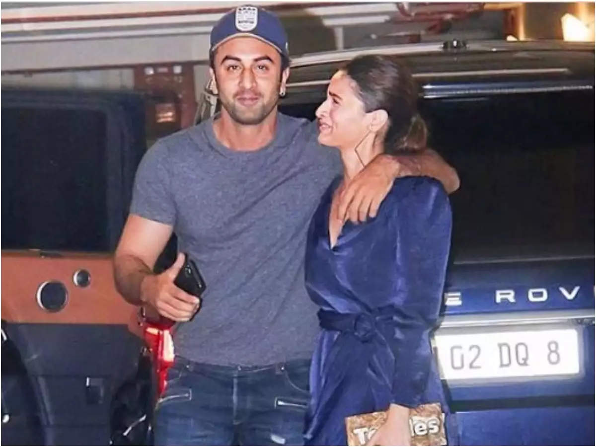 Ranbir Kapoor Makes A Blink And Miss Appearance During Girlfriend Alia Bhatt S Live Session Hindi Movie News Times Of India