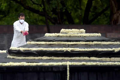 Rahul pays floral tributes to former PM Rajiv Gandhi on his death anniversary