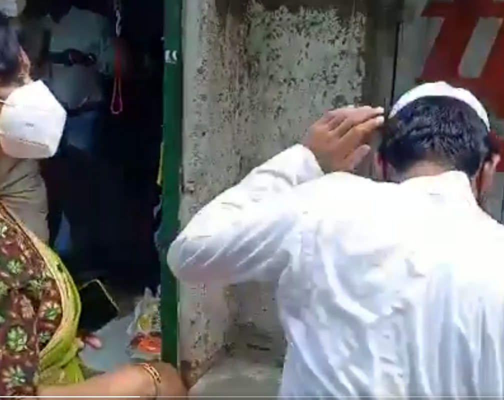 
MP: Shajapur SDM Manjusha Rai slaps shop owner during corona curfew
