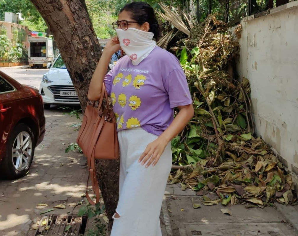 
Kubbra Sait was spotted leaving a dental clinic in Juhu
